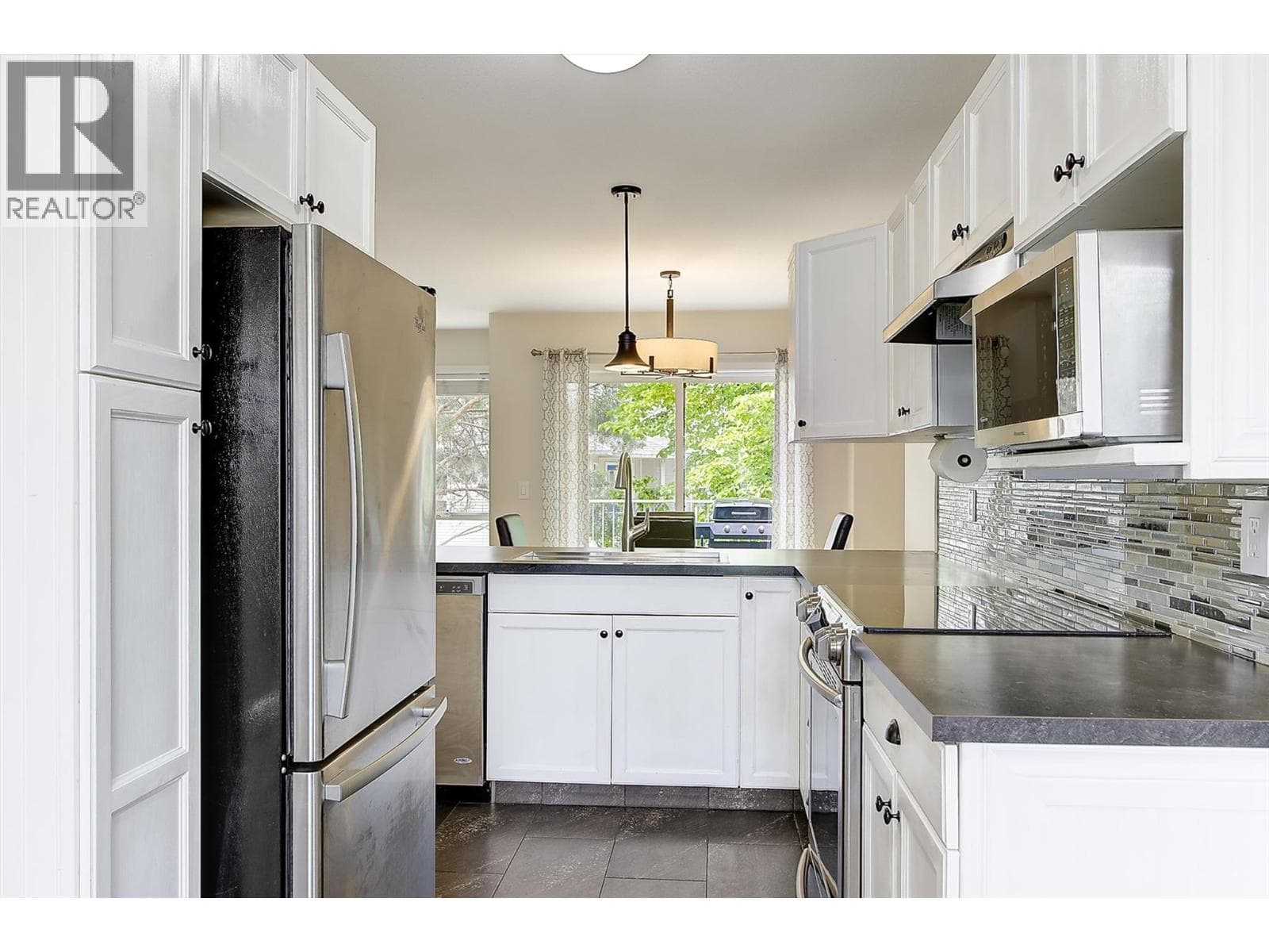 110 133 WYNDHAM CRESCENT, Interior REALTORS® — photo 3