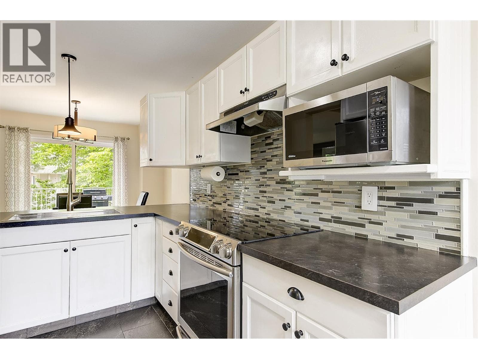 110 133 WYNDHAM CRESCENT, Interior REALTORS® — photo 4
