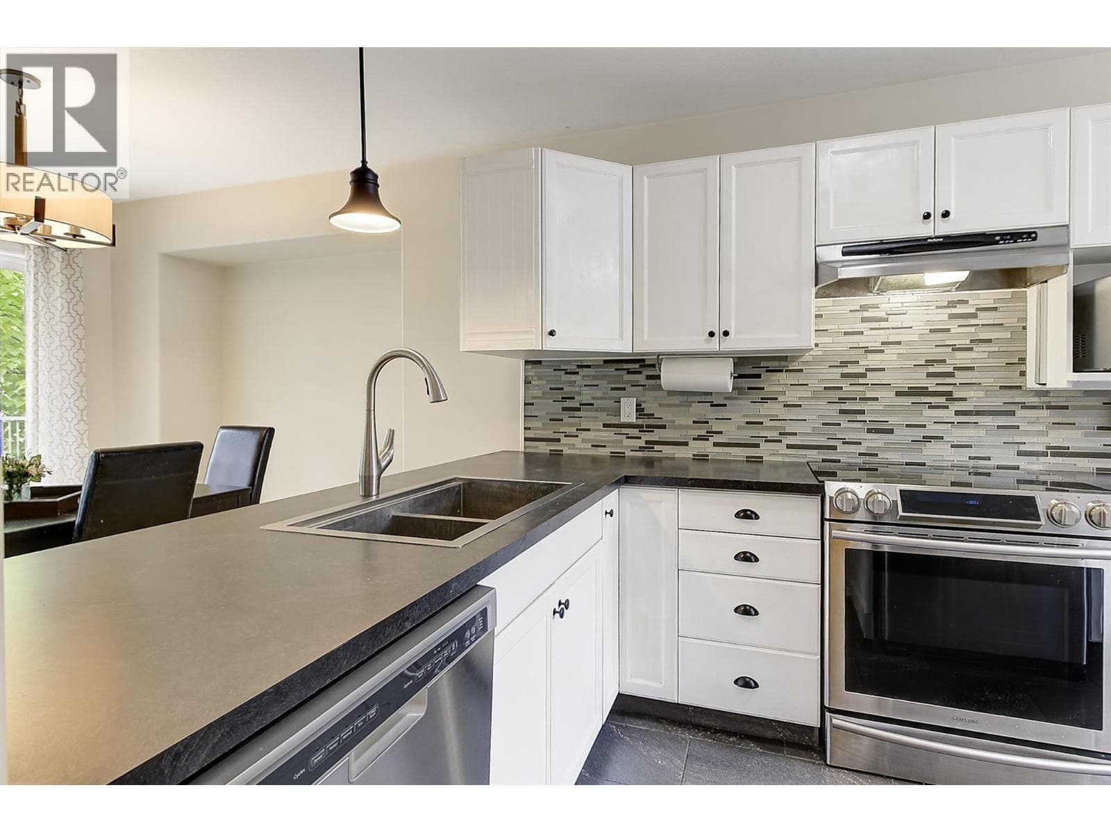 110 133 WYNDHAM CRESCENT, Interior REALTORS® — photo 5