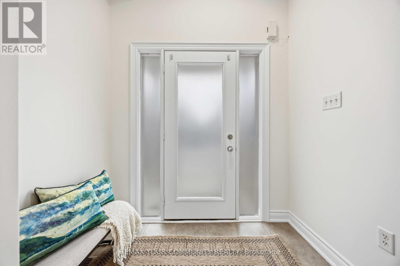 17 LATITUDE LANE, Toronto — photo 4