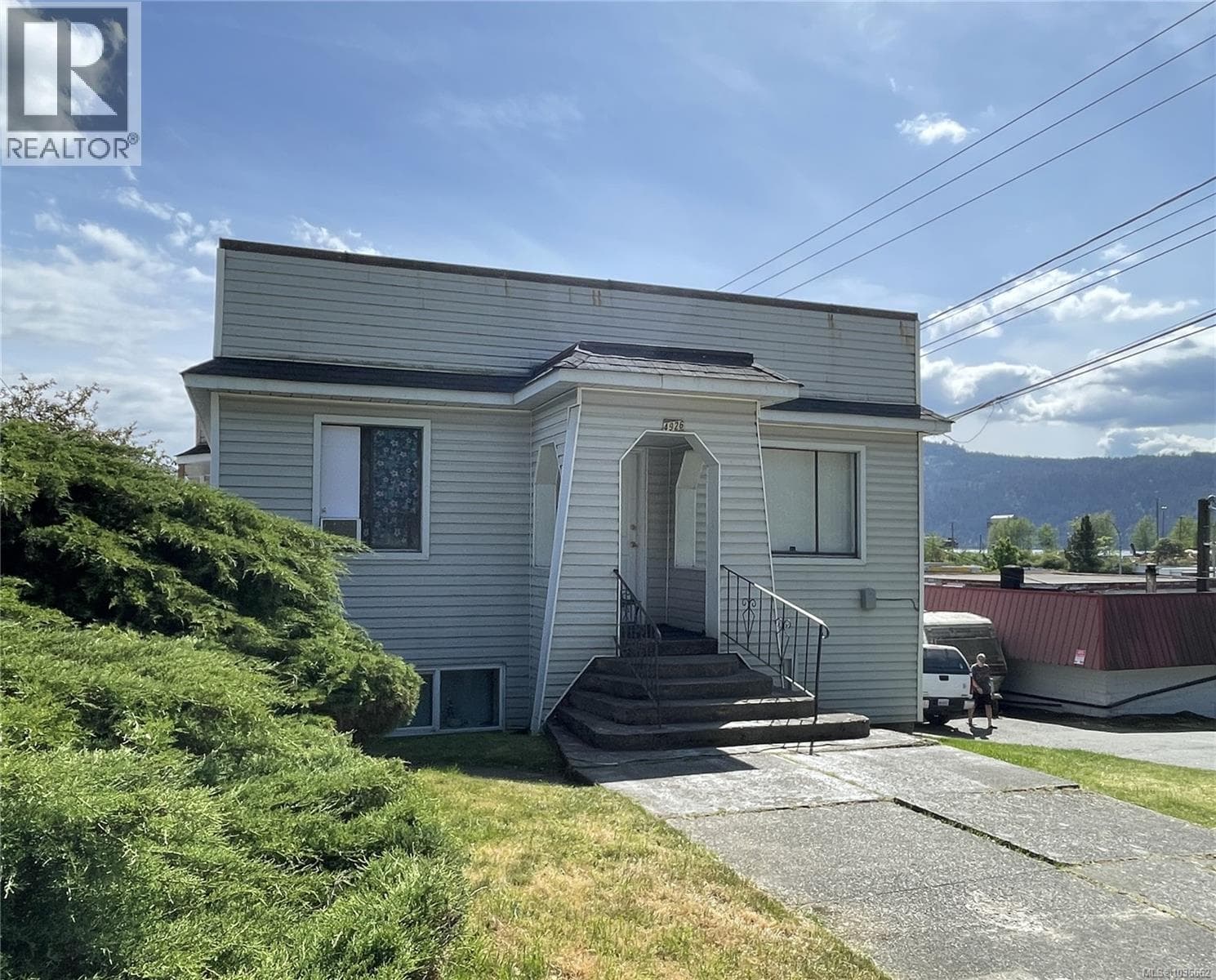 4926 Redford St, Vancouver Island — photo 2