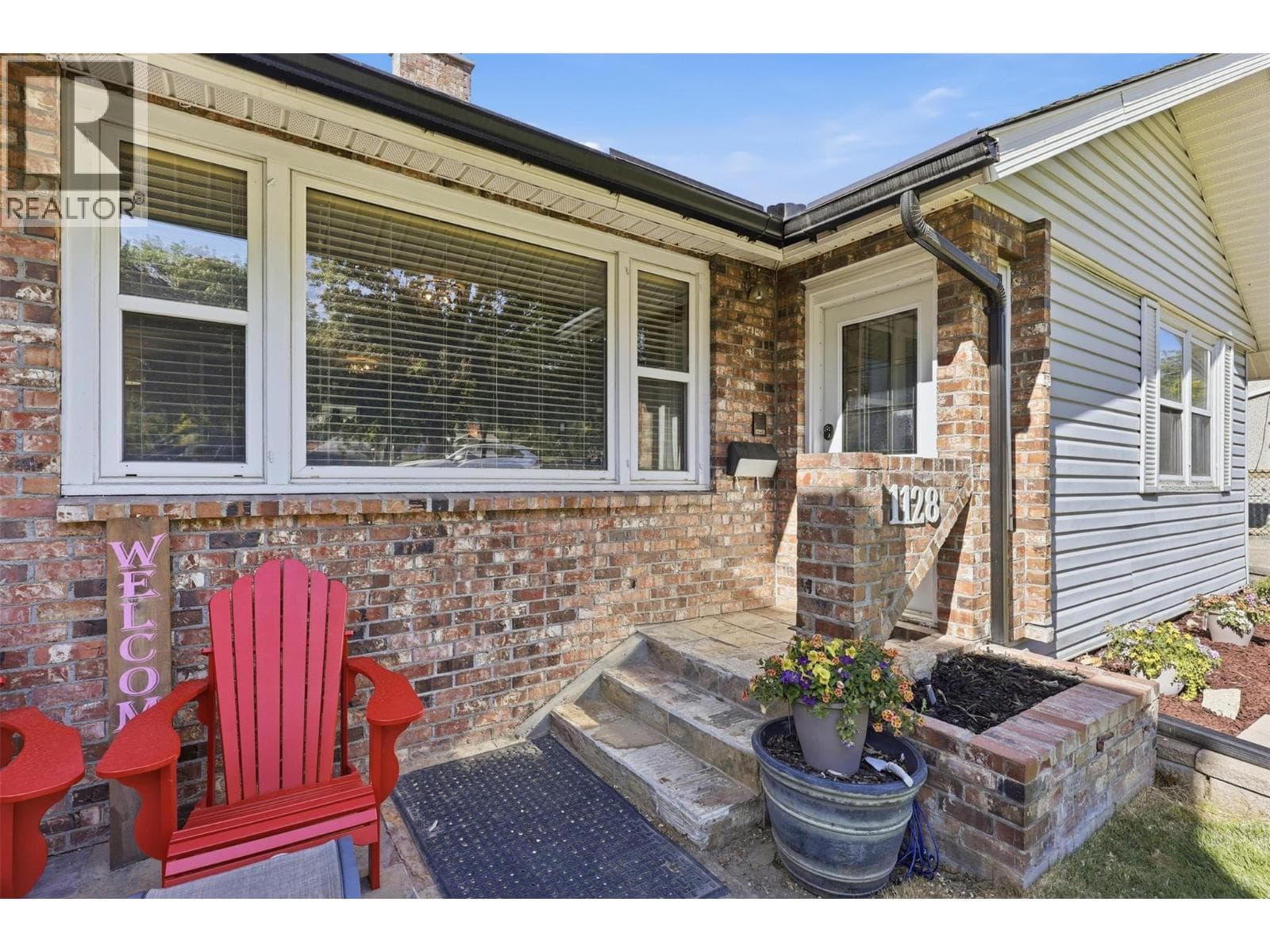 1128 NICOLA STREET, Interior REALTORS® — photo 4