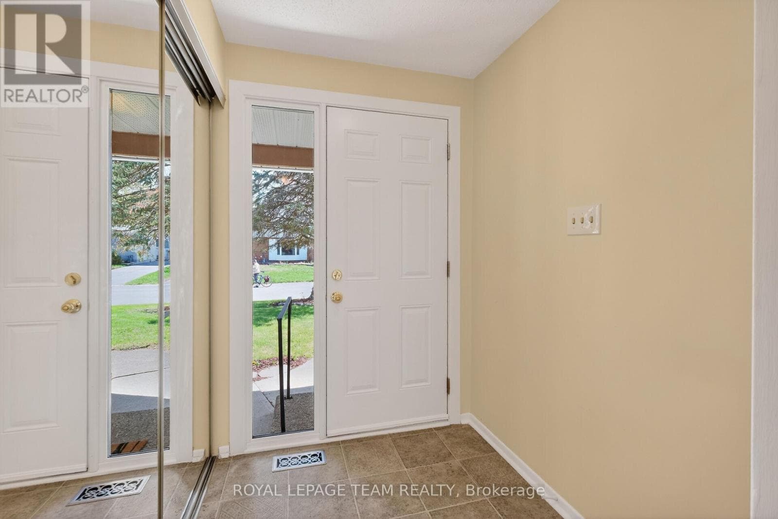 21 LINDHURST CRESCENT, Ottawa — photo 4