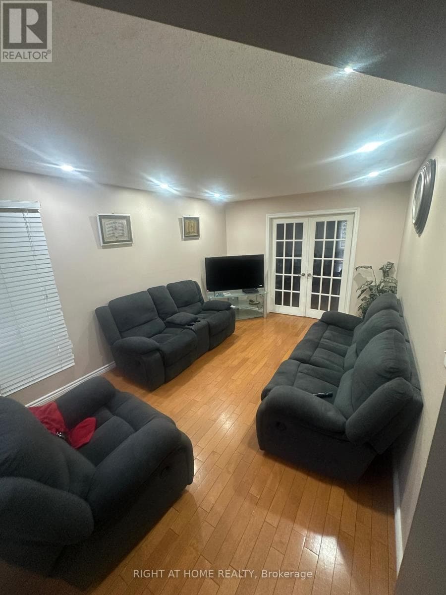 37 WILLCOCKS CRESCENT, Toronto — photo 2