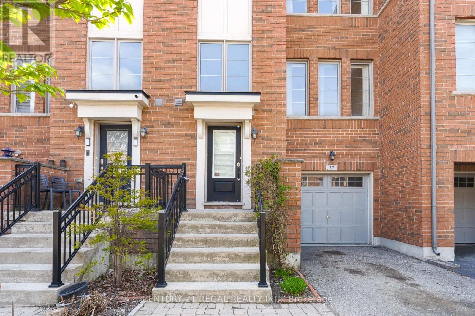27 BELANGER CRESCENT, Toronto — photo 2