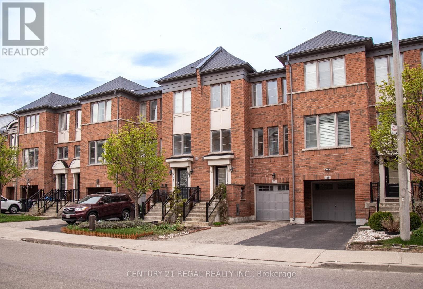 27 BELANGER CRESCENT, Toronto — photo 3