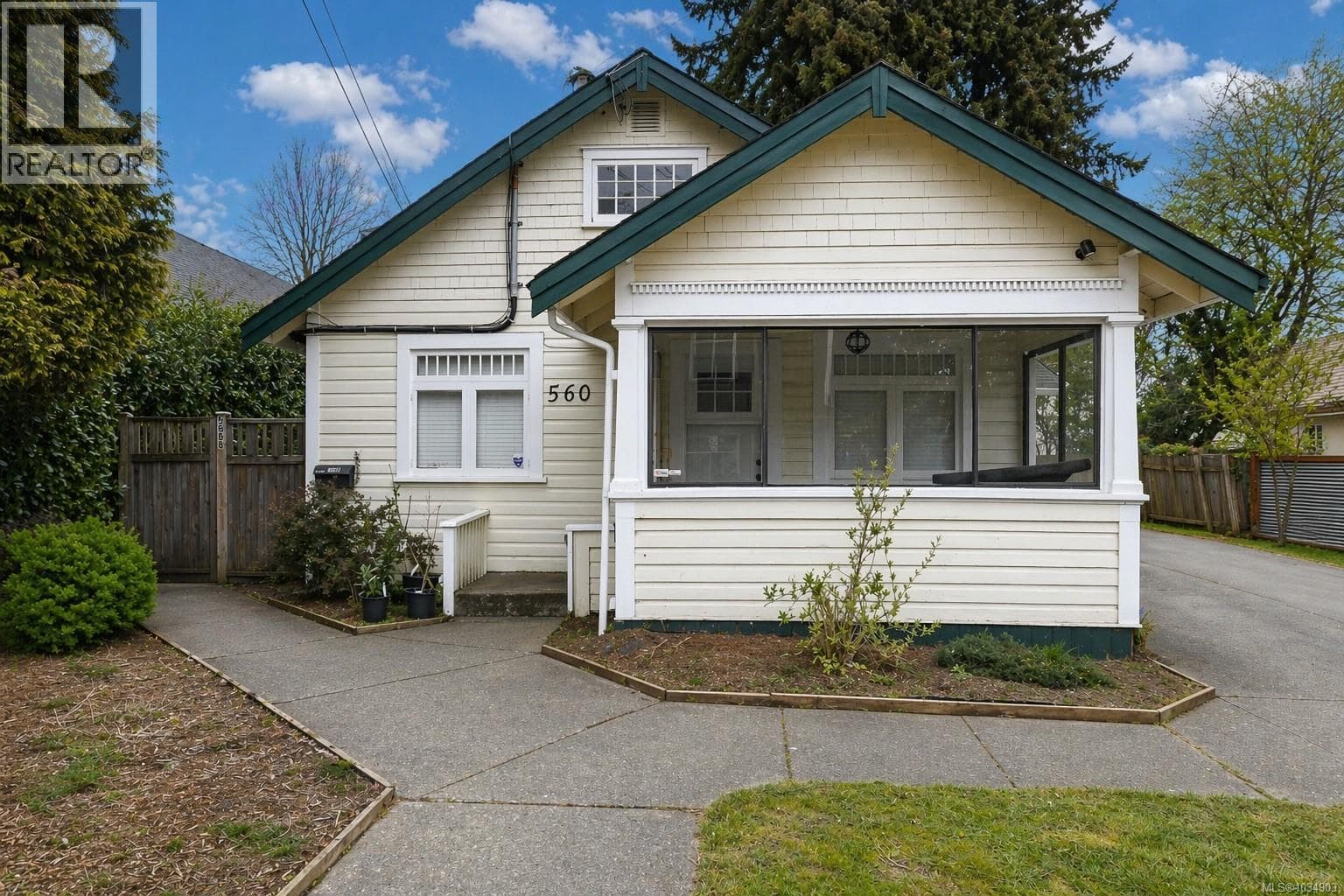 560 4TH STREET, Vancouver Island — photo 2