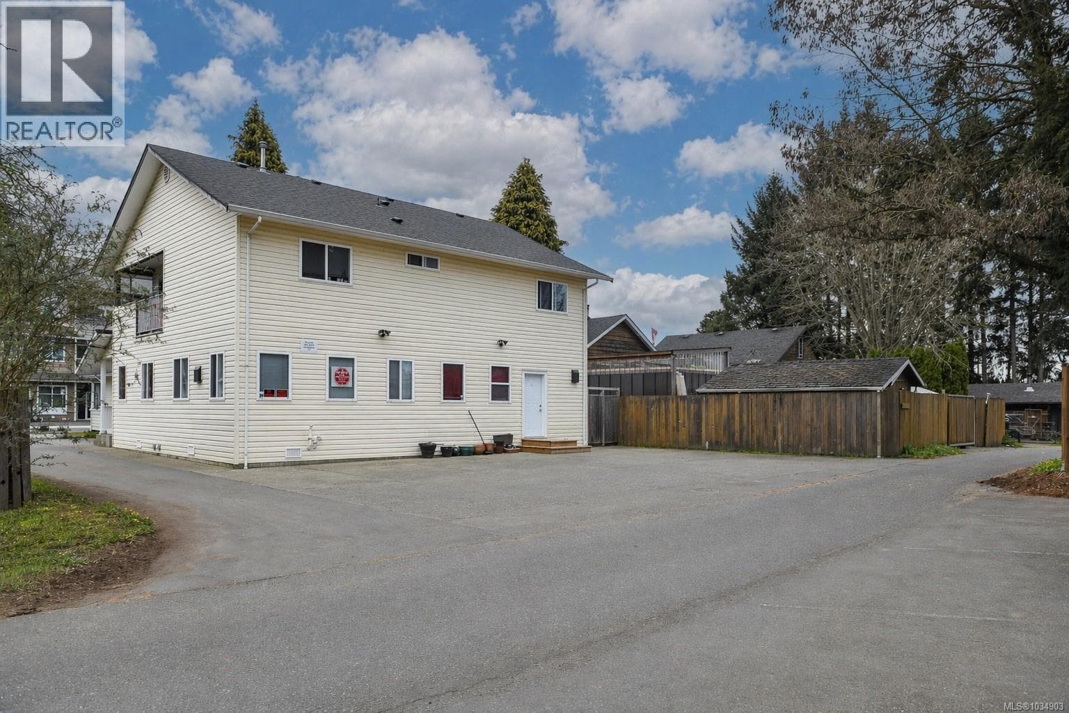 560 4TH STREET, Vancouver Island — photo 4