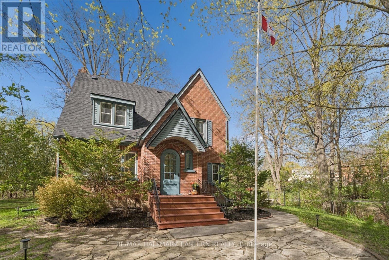 301 ENGLEBURN AVENUE, Central Lakes — photo 3