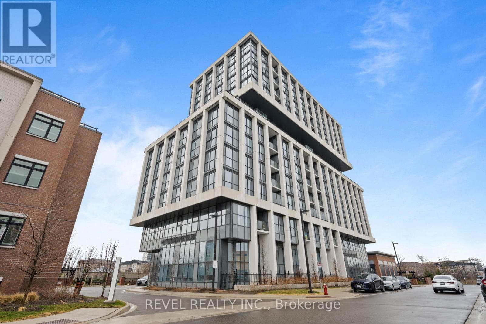 901 - 1063 DOUGLAS MCCURDY COMMON in Lakeview