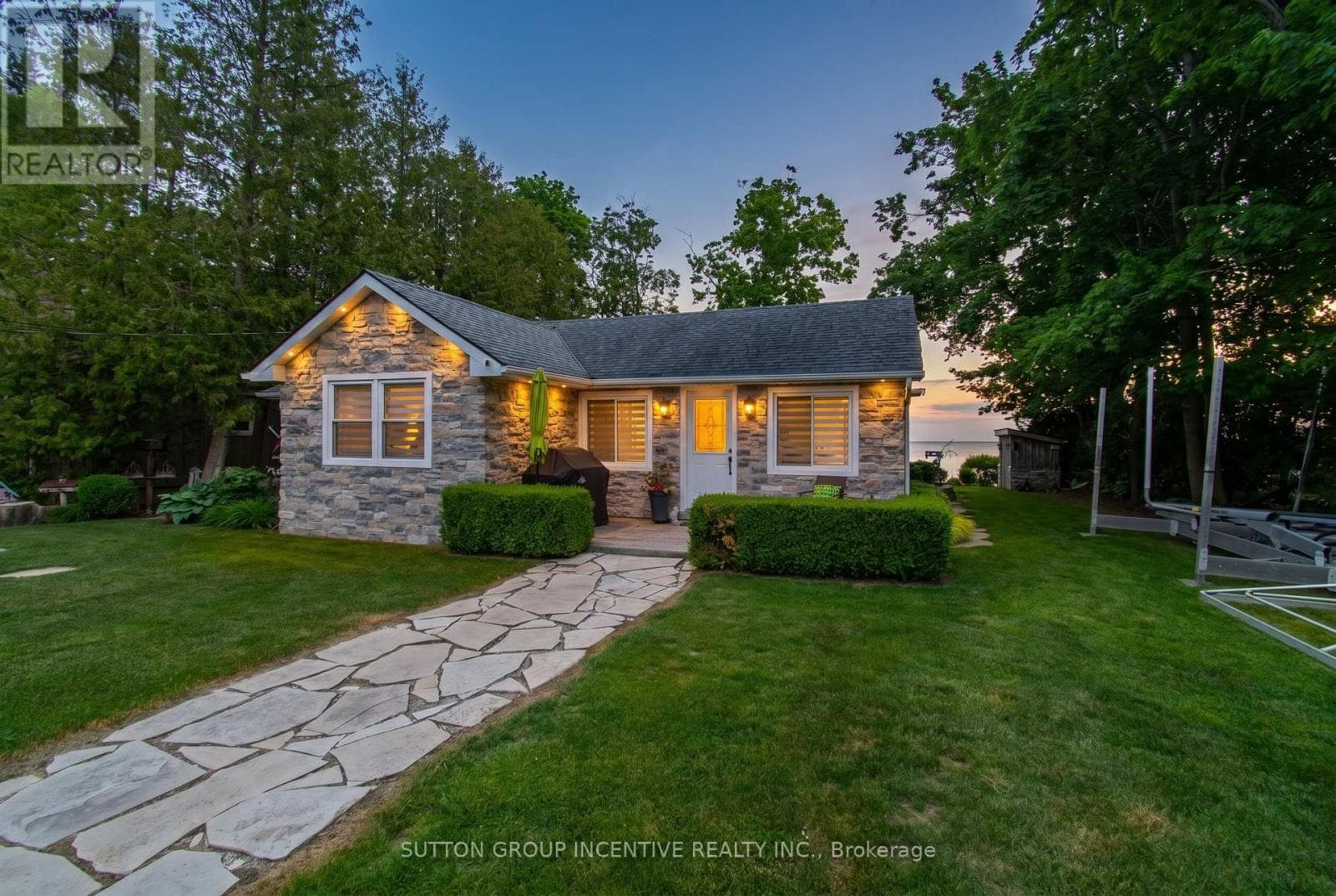 131 MINNETONKA ROAD, Toronto — photo 2