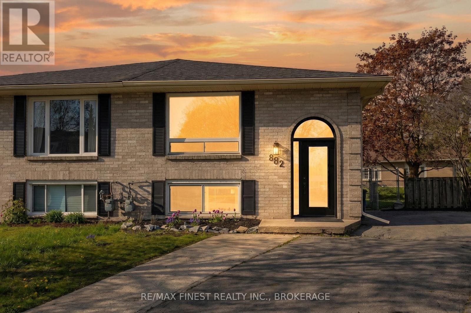 882 BEACONHILL COURT in Sutton Mills
