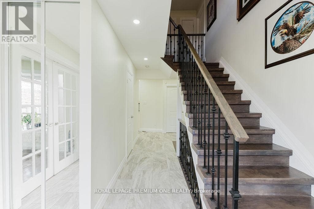25 SIR LANCELOT COURT, Toronto — photo 3