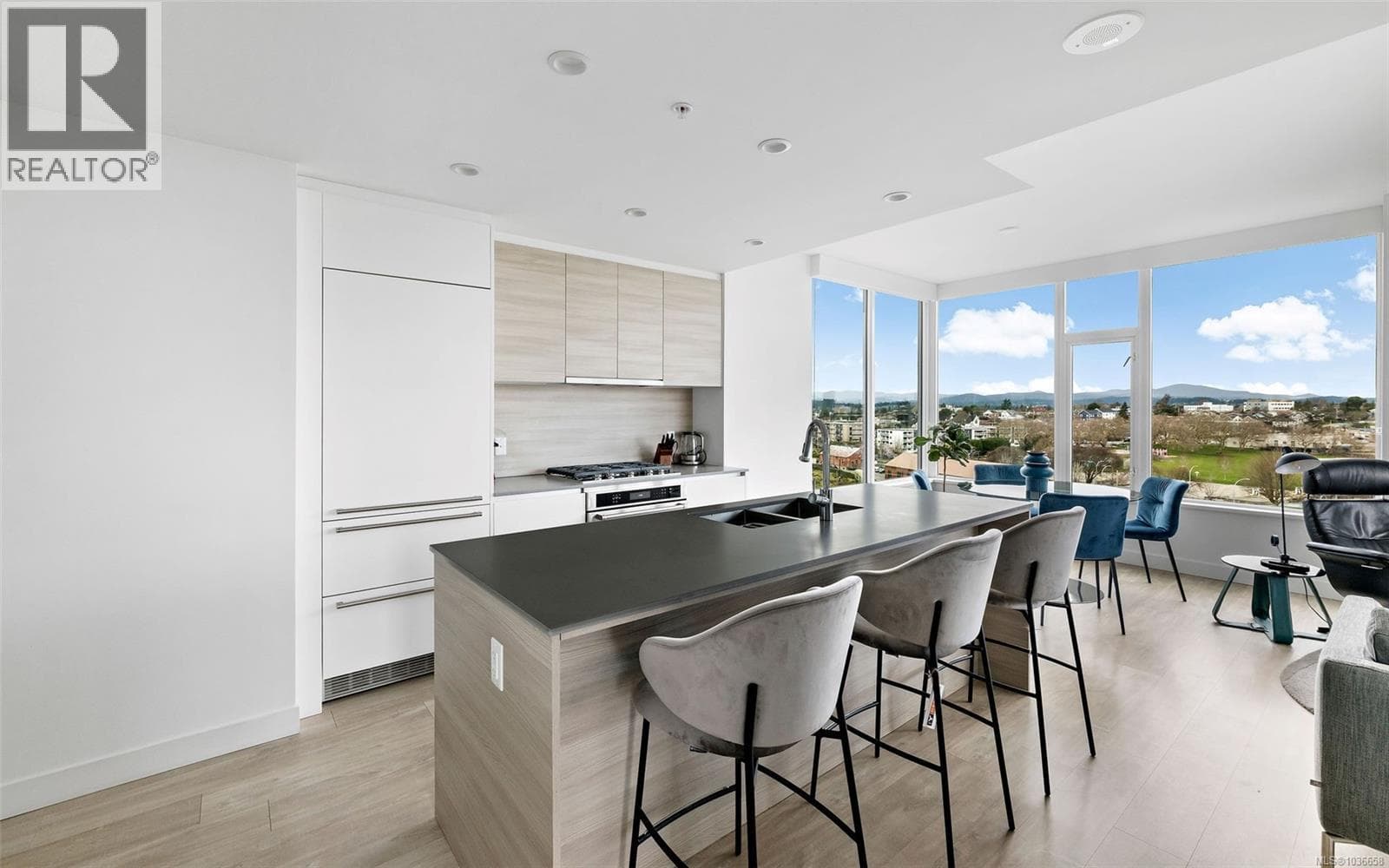 705 60 Saghalie Rd, Victoria — photo 5