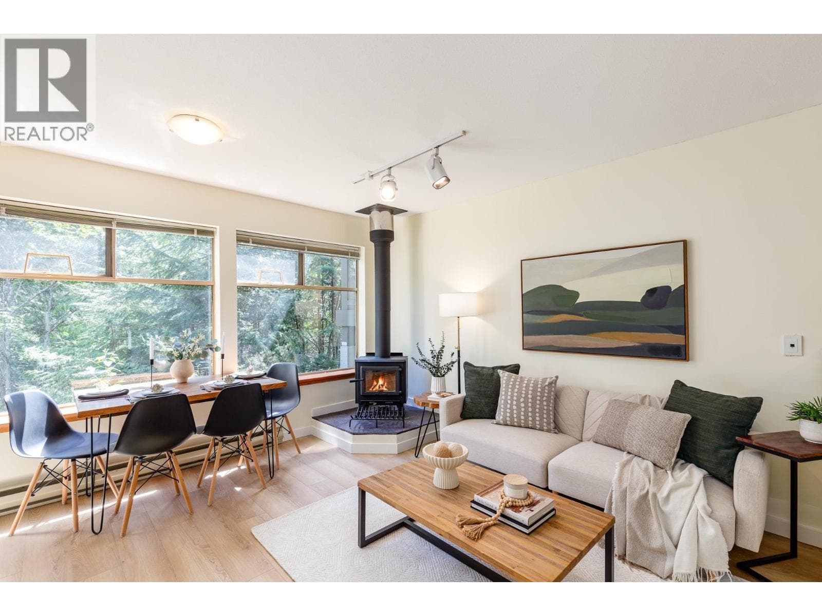 301 3050 HILLCREST DRIVE, Greater Vancouver — photo 2