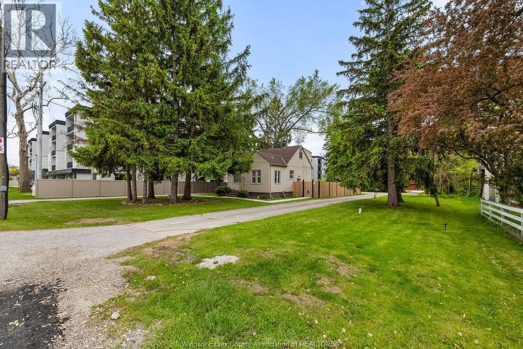 3803 HOWARD AVENUE, Windsor — photo 2