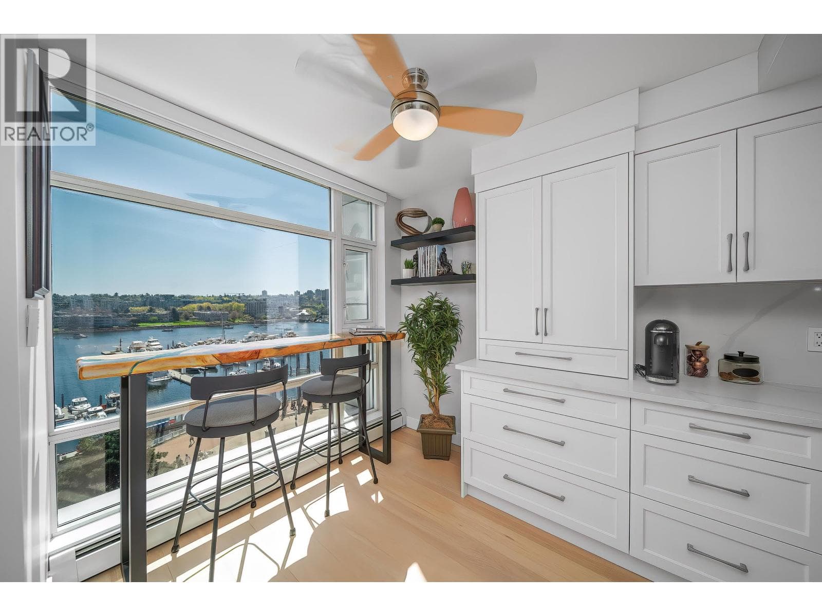902 1199 MARINASIDE CRESCENT, Greater Vancouver — photo 4