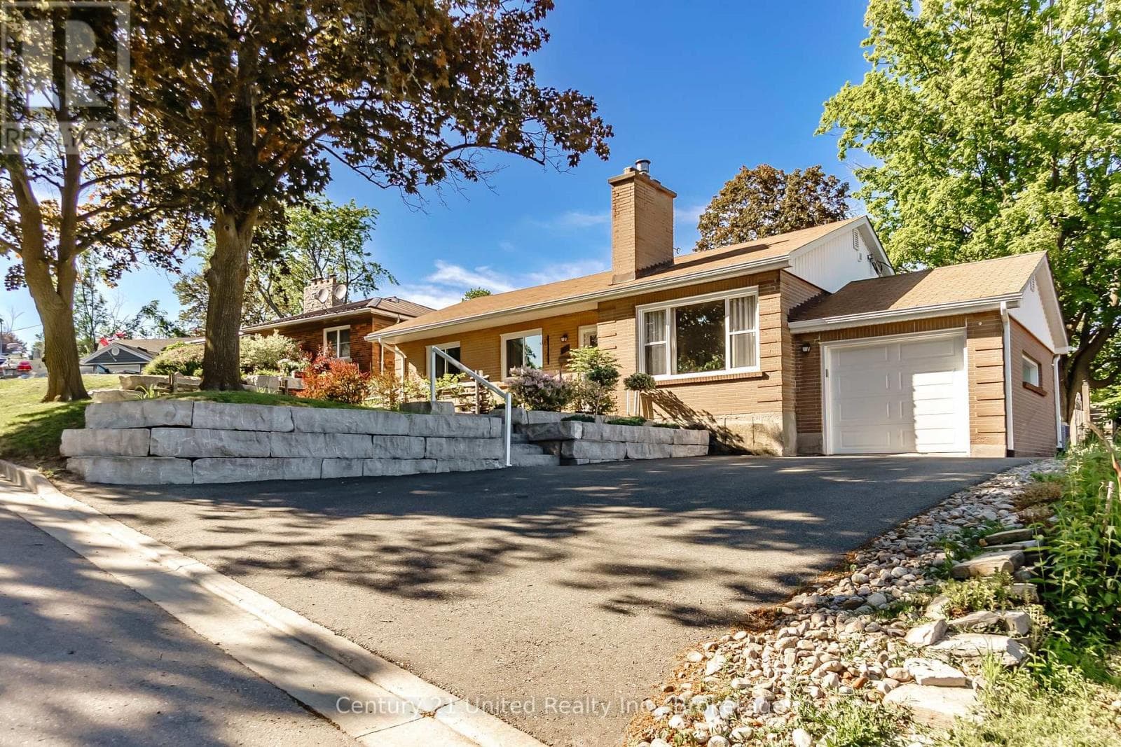682 VICTORY CRESCENT in Hospital Area