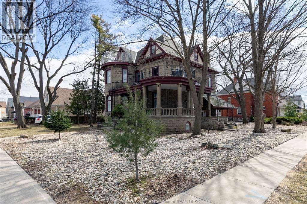 18 CLARK STREET East, Windsor — photo 2