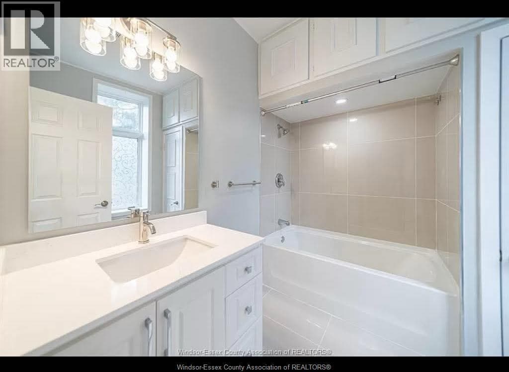 18 CLARK STREET East, Windsor — photo 5