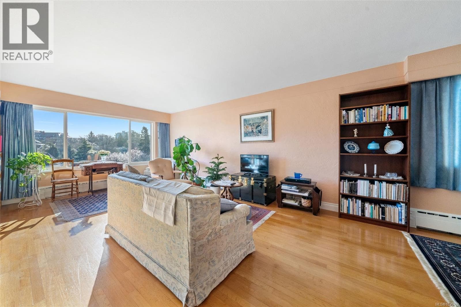 305 1270 Beach Dr, Victoria — photo 3