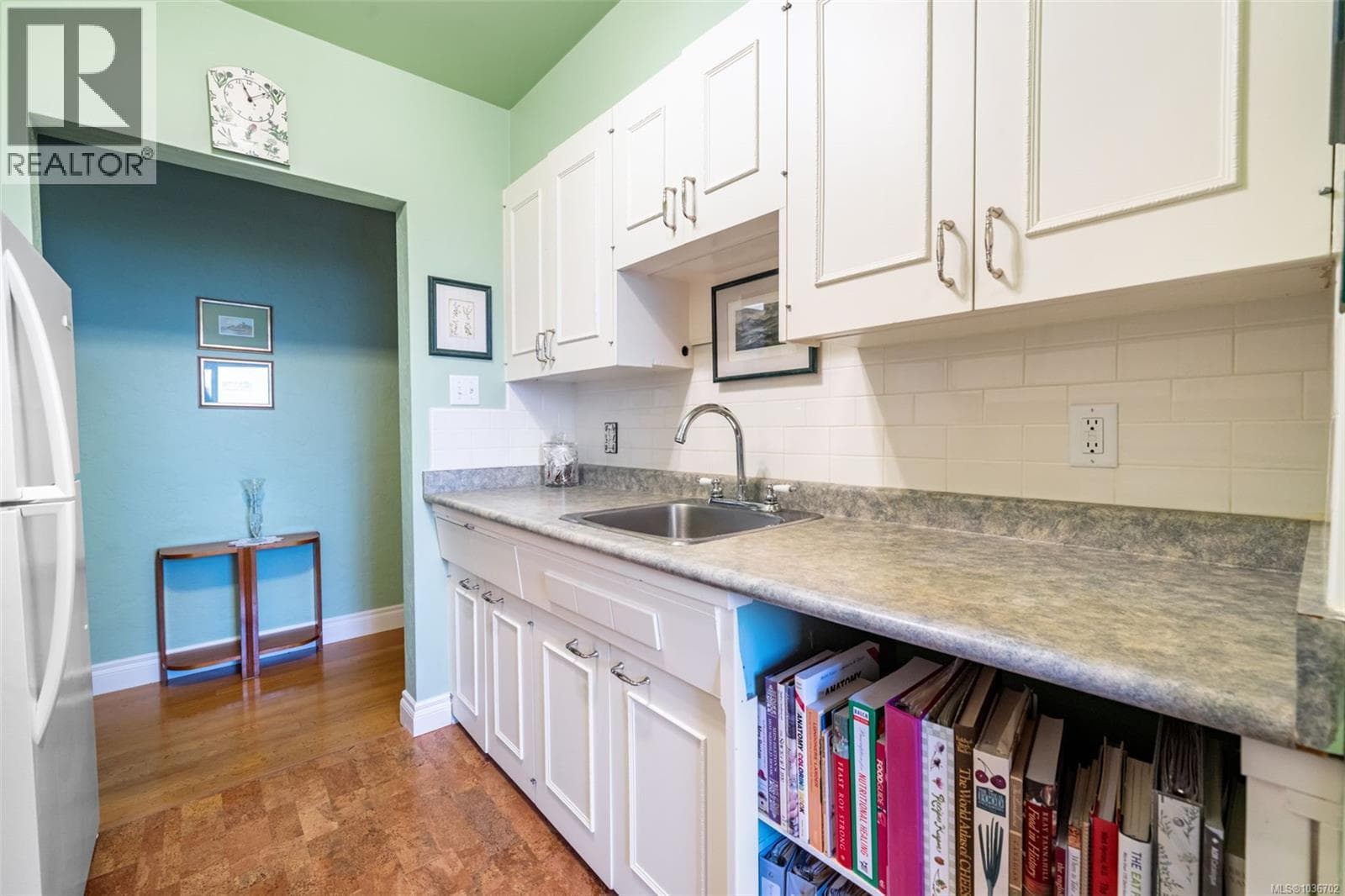 305 1270 Beach Dr, Victoria — photo 4