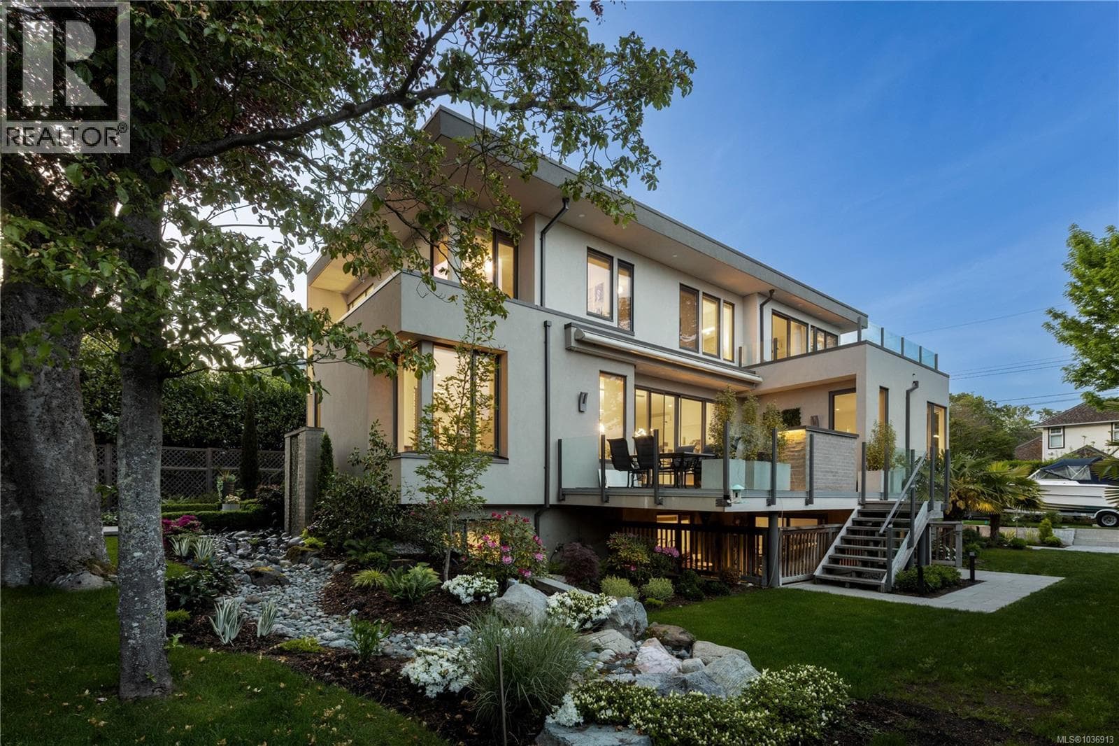 2816 Burdick Ave, Victoria — photo 2