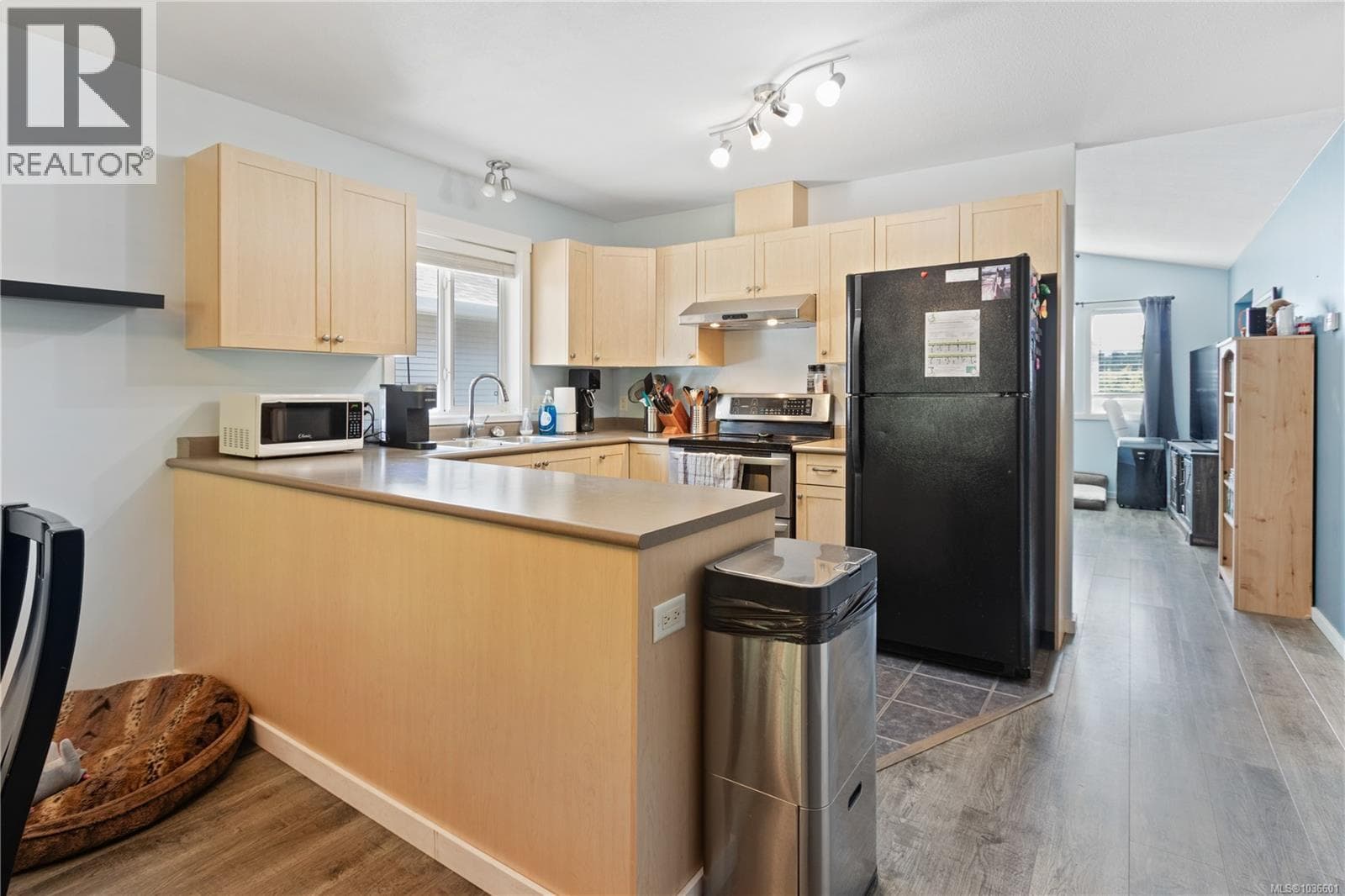 614 Oakwood Rd, Vancouver Island — photo 2