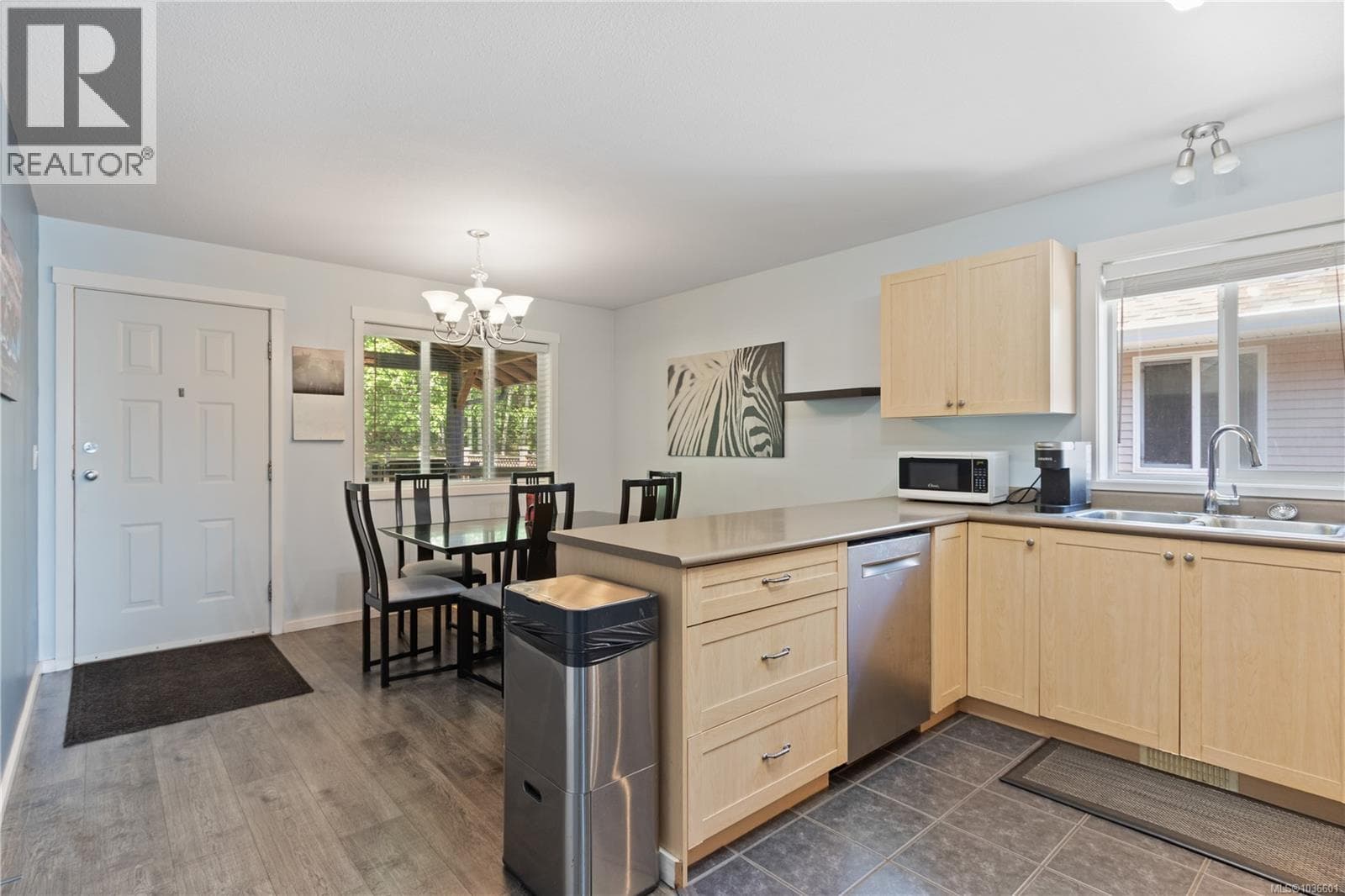 614 Oakwood Rd, Vancouver Island — photo 3