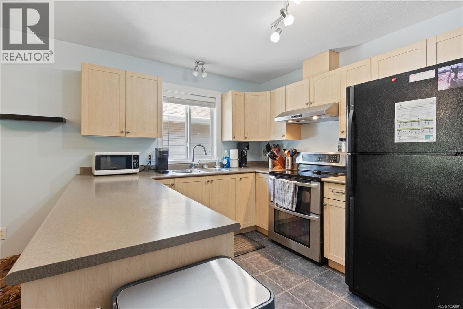 614 Oakwood Rd, Vancouver Island — photo 4