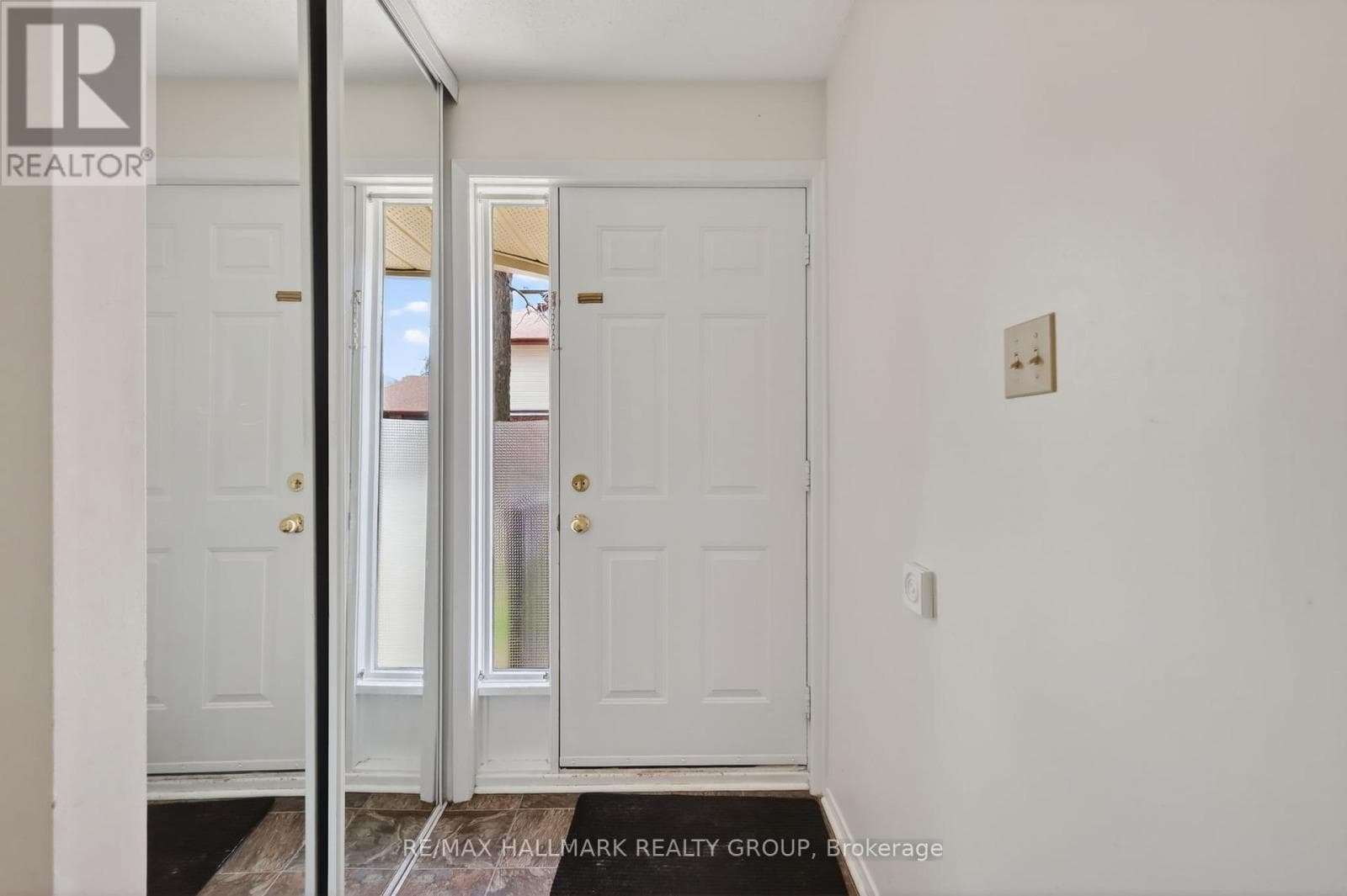 33 HAXBY PRIVATE, Ottawa — photo 2