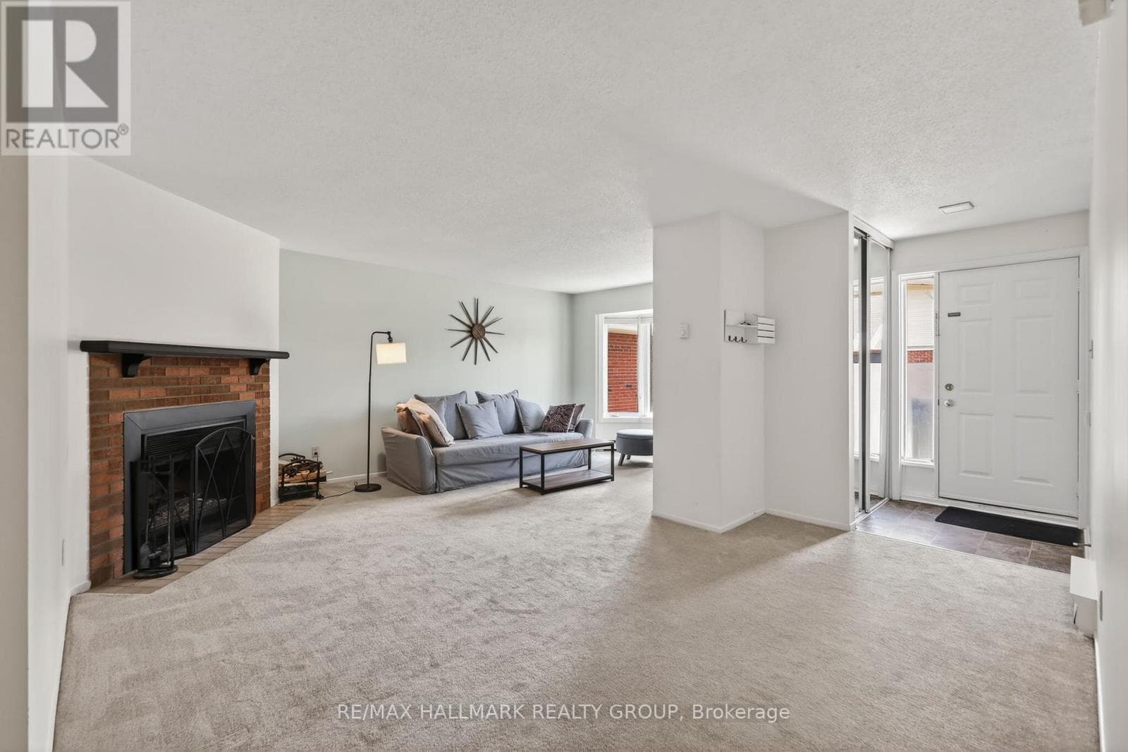 33 HAXBY PRIVATE, Ottawa — photo 3