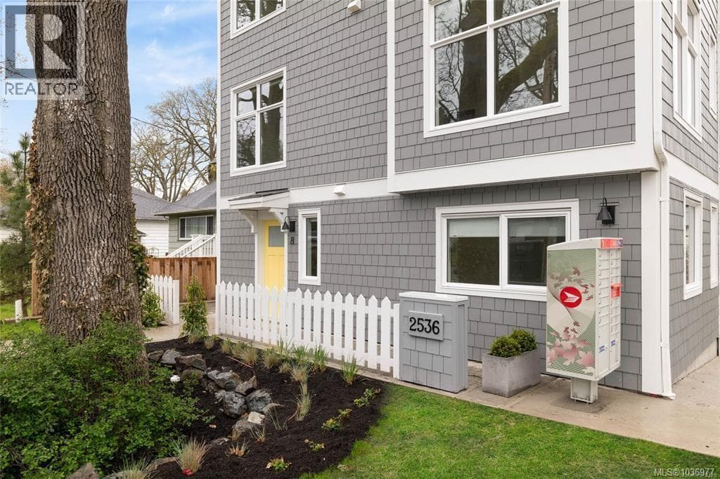 8 2536 SHELBOURNE STREET in Fernwood