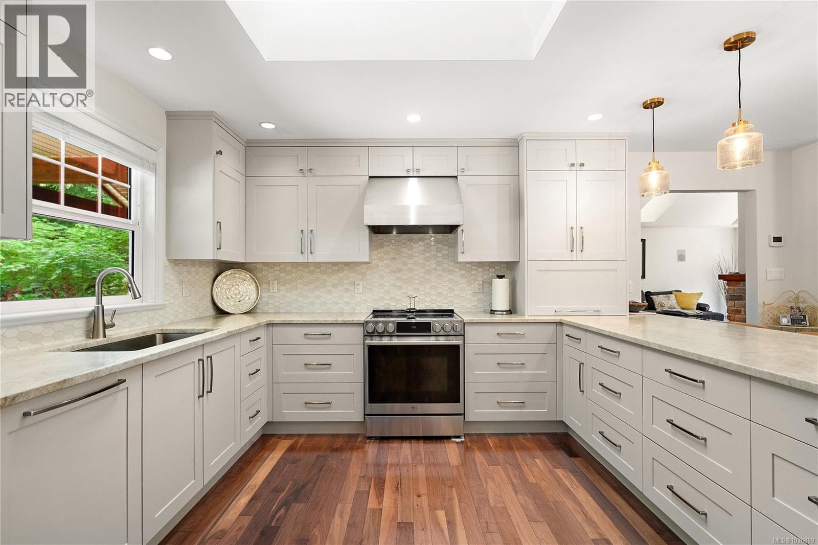 9228 Jura Rd, Victoria — photo 4