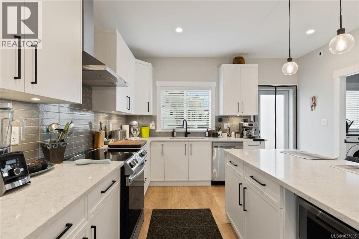 1360 Flint Ave, Victoria — photo 4