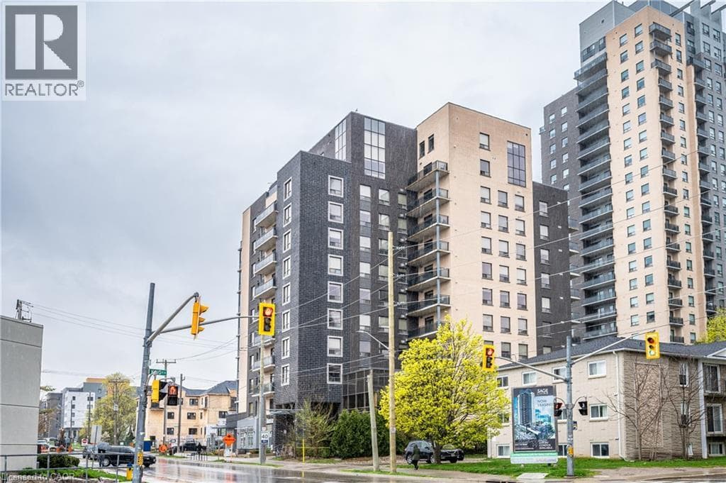 8 HICKORY Street W Unit# 404 in Columbia/Lakeshore