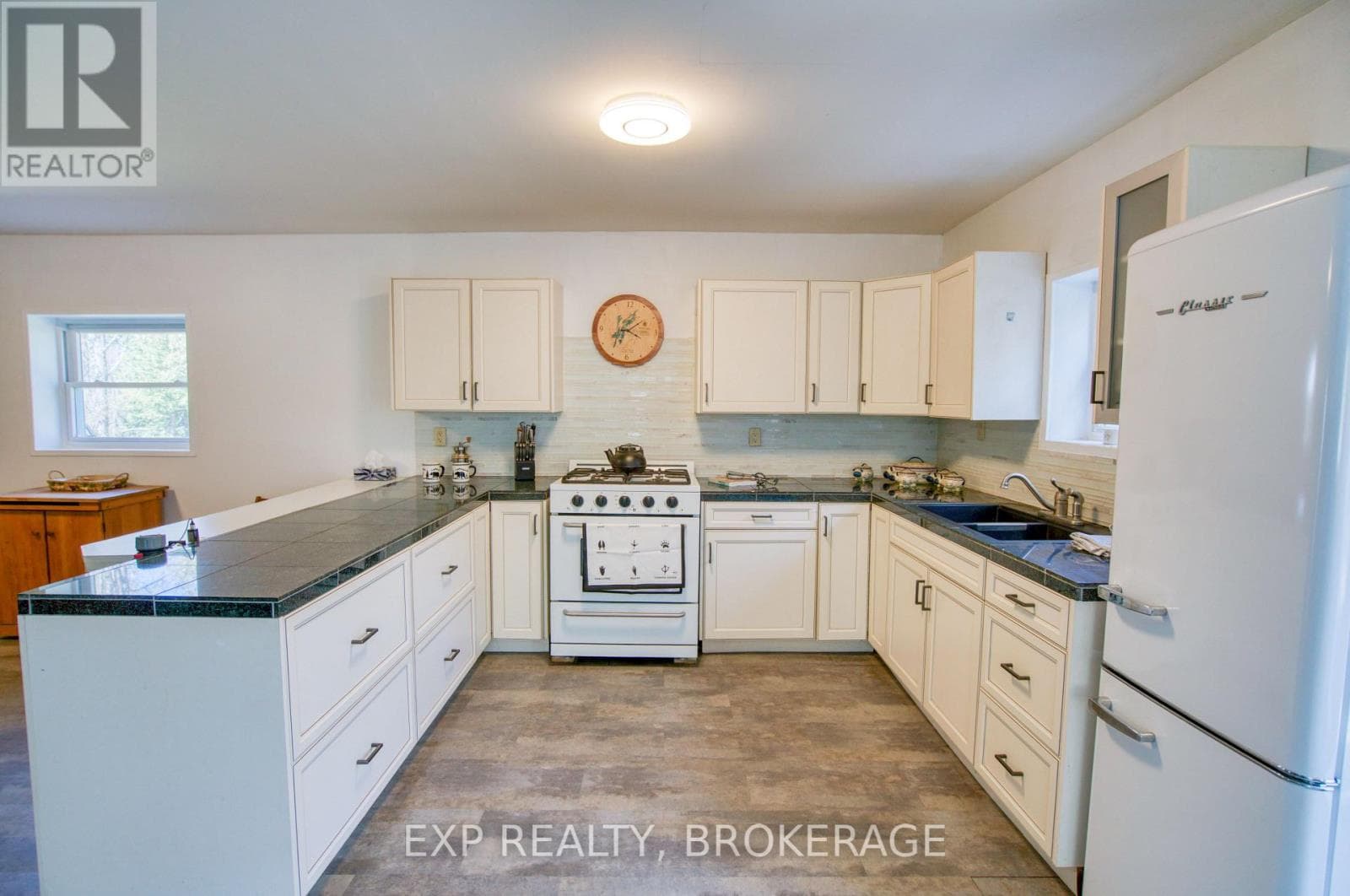 371 SHERBROOKE DRIVE, Kingston — photo 4