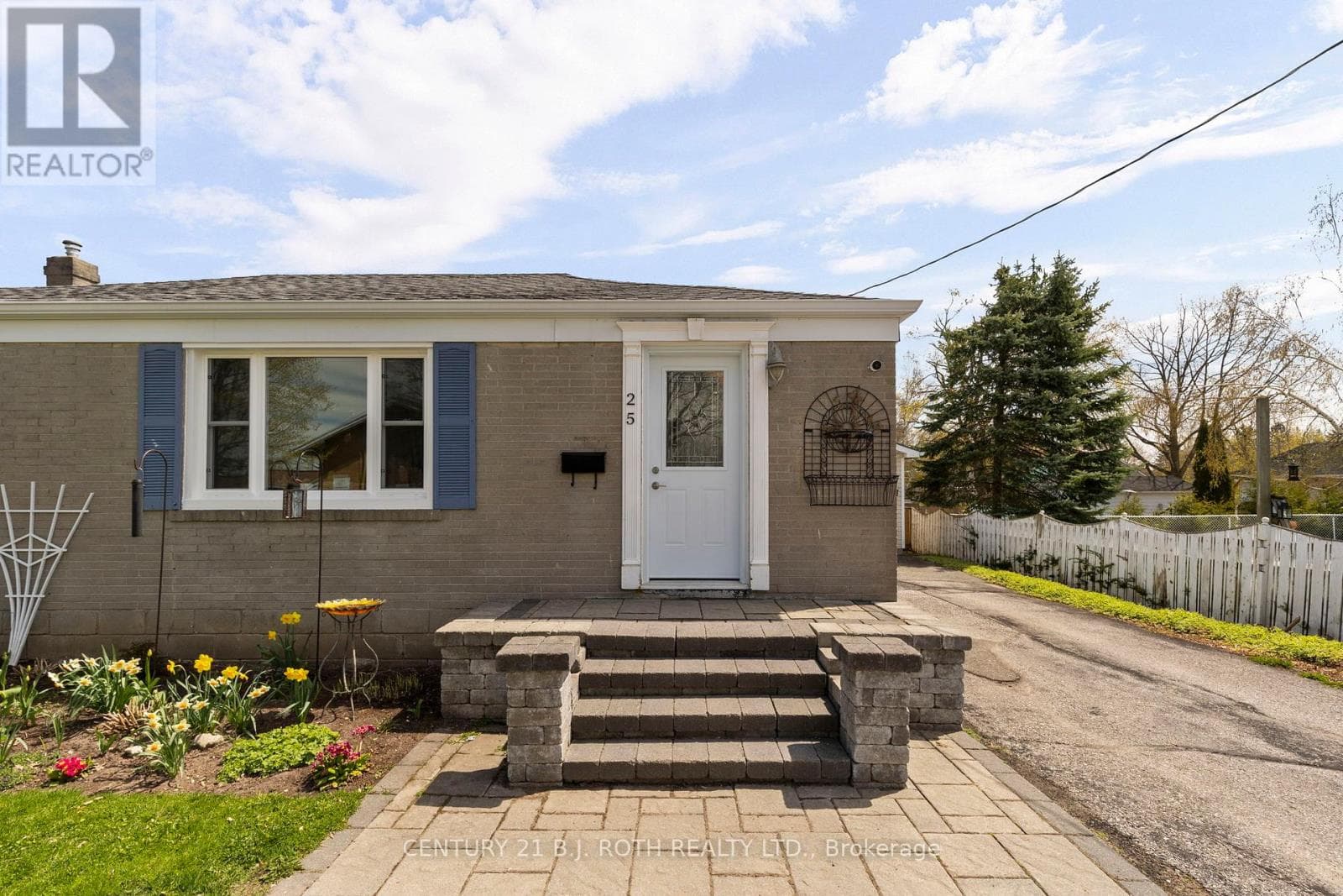 25 SKYLINE DRIVE, Toronto — photo 3