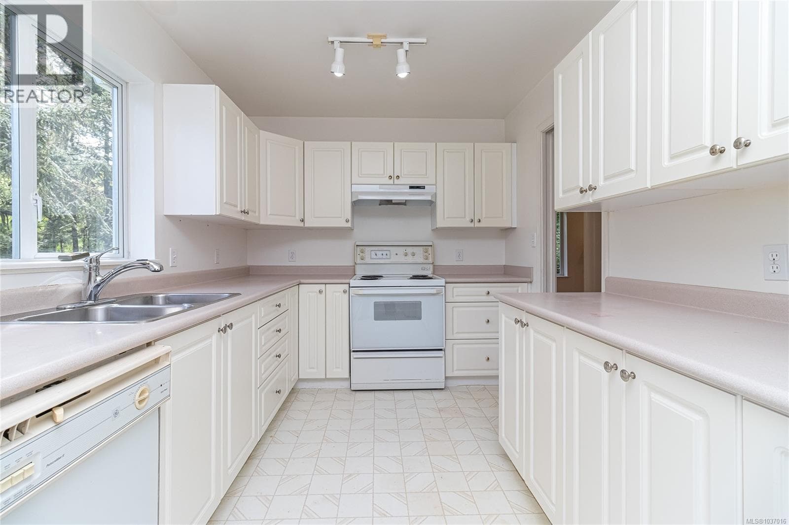 609 Taurus Dr, Victoria — photo 4