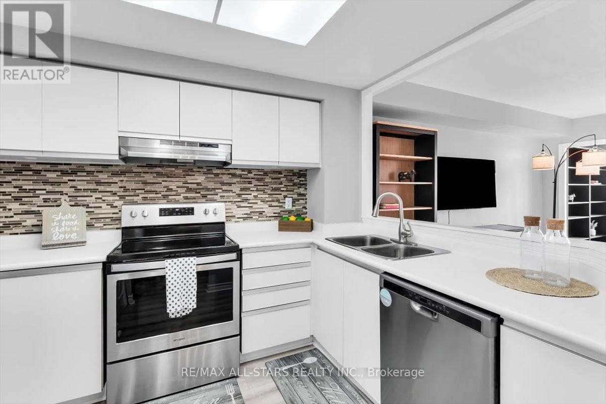 1002 - 711 ROSSLAND ROAD E, Central Lakes — photo 5