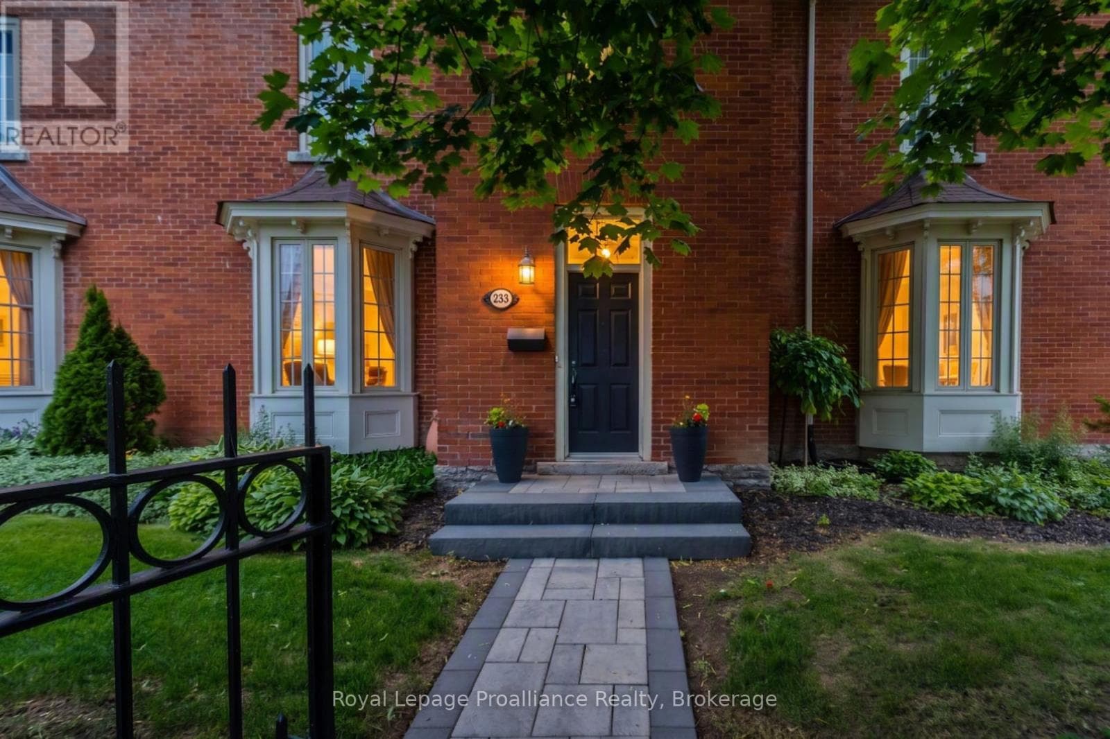 5 - 233 JOHN STREET in 