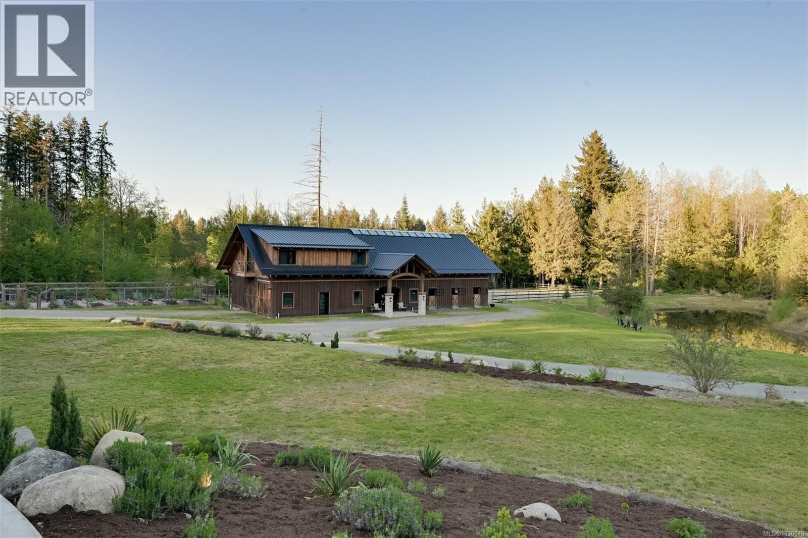 4939 Waters Rd, Victoria — photo 5