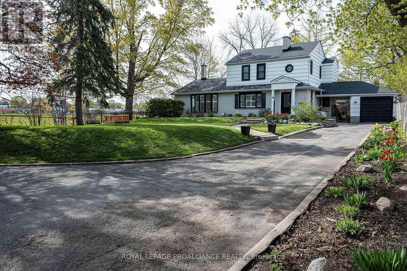 306 DUNDAS STREET W in 
