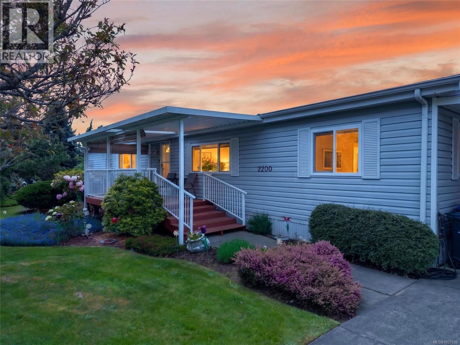 2200 Stadacona Dr in 