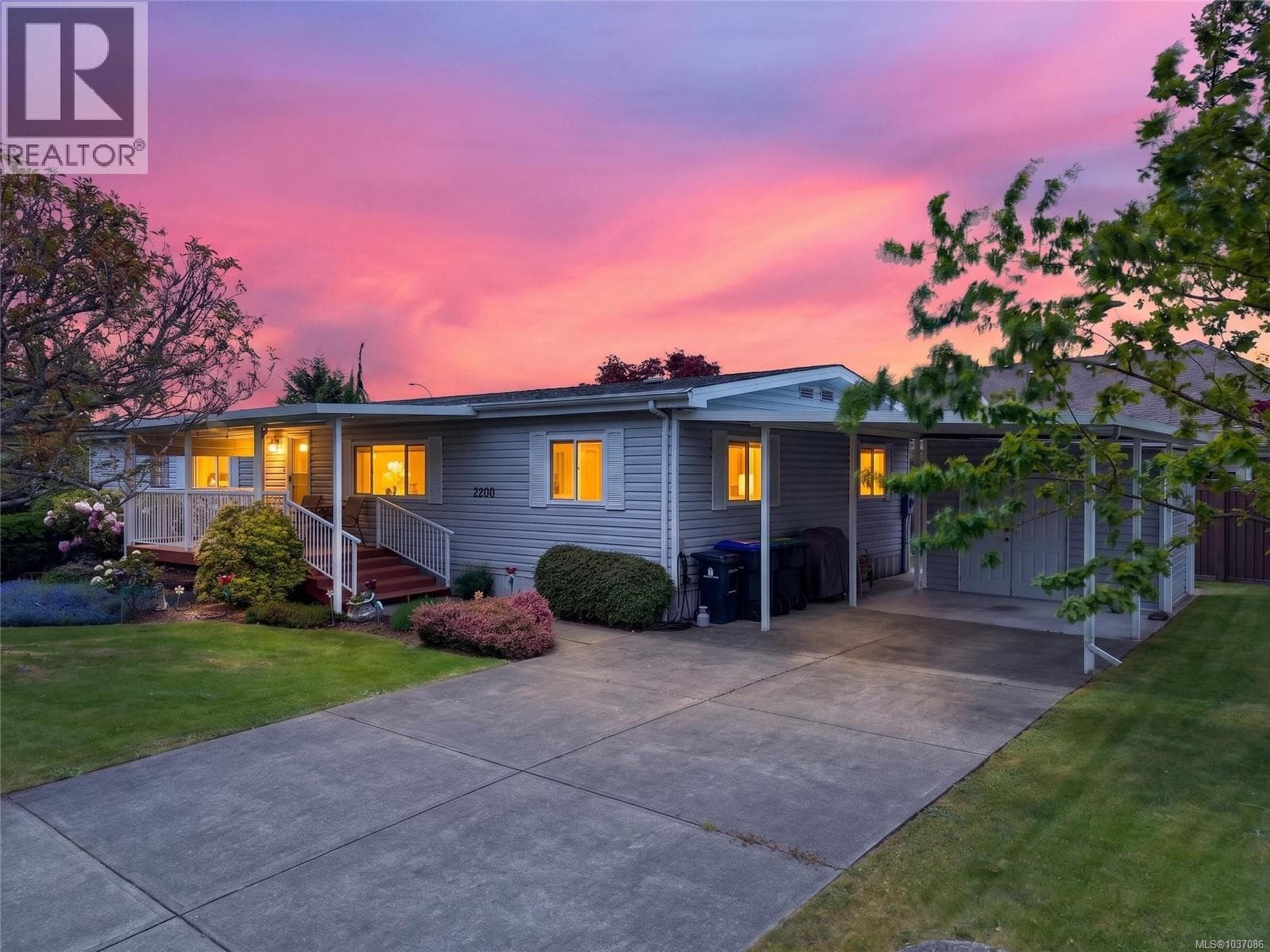 2200 Stadacona Dr, Vancouver Island — photo 2