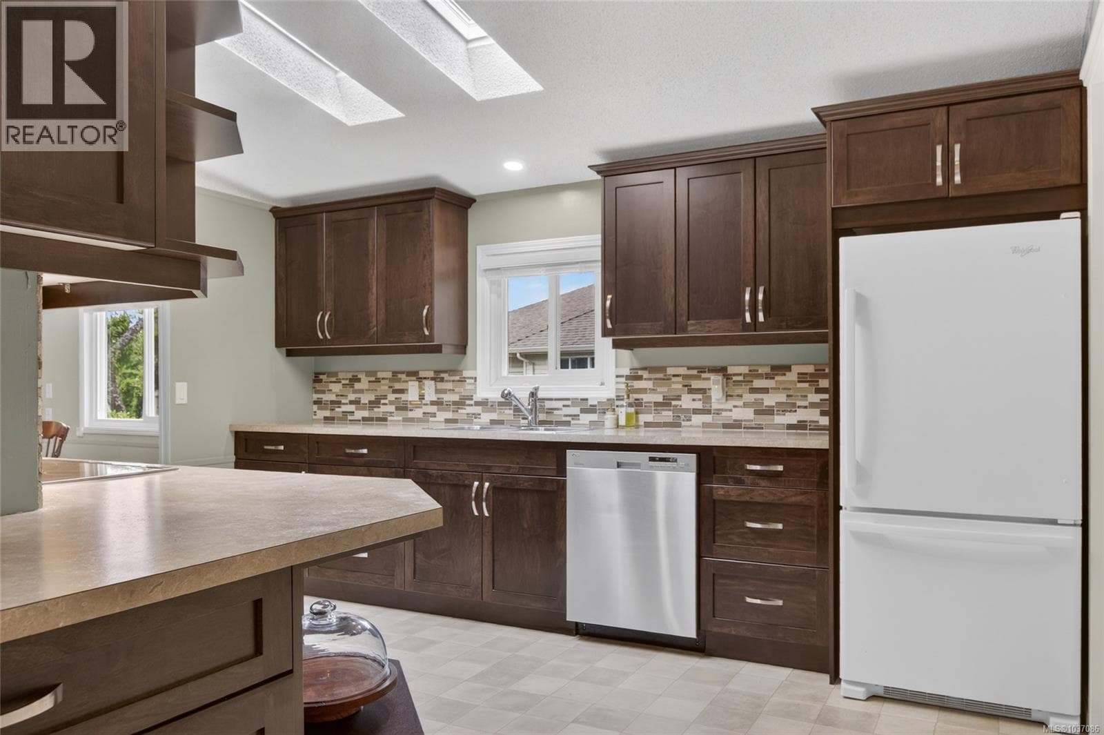 2200 Stadacona Dr, Vancouver Island — photo 4