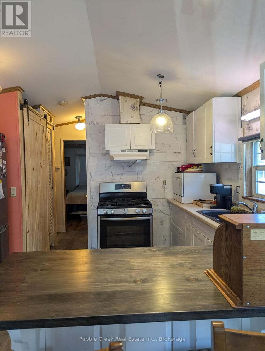 E8 HICKORY - 77794 ORCHARD LINE, OnePoint — photo 3