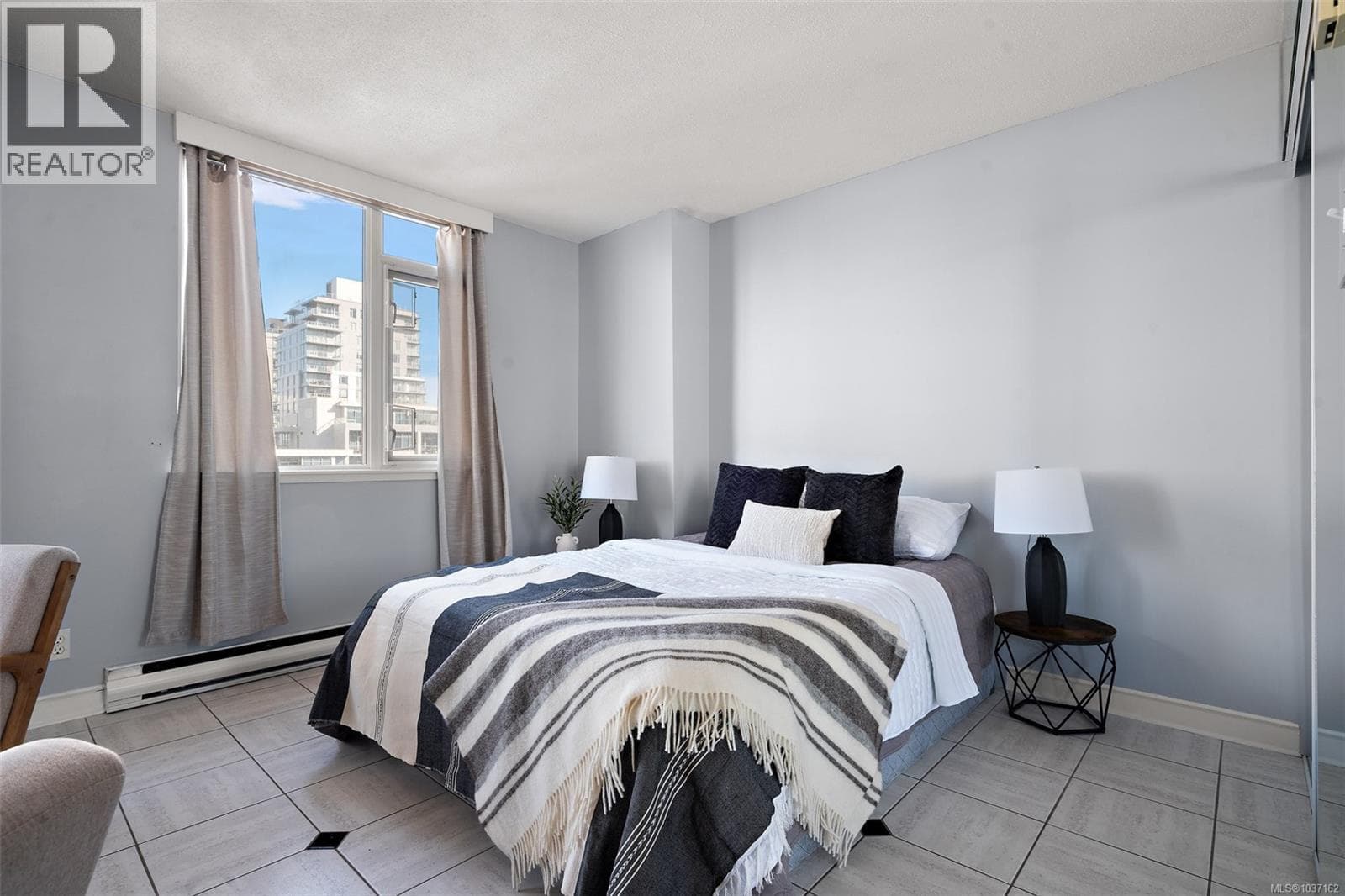 1009 835 View St, Victoria — photo 2