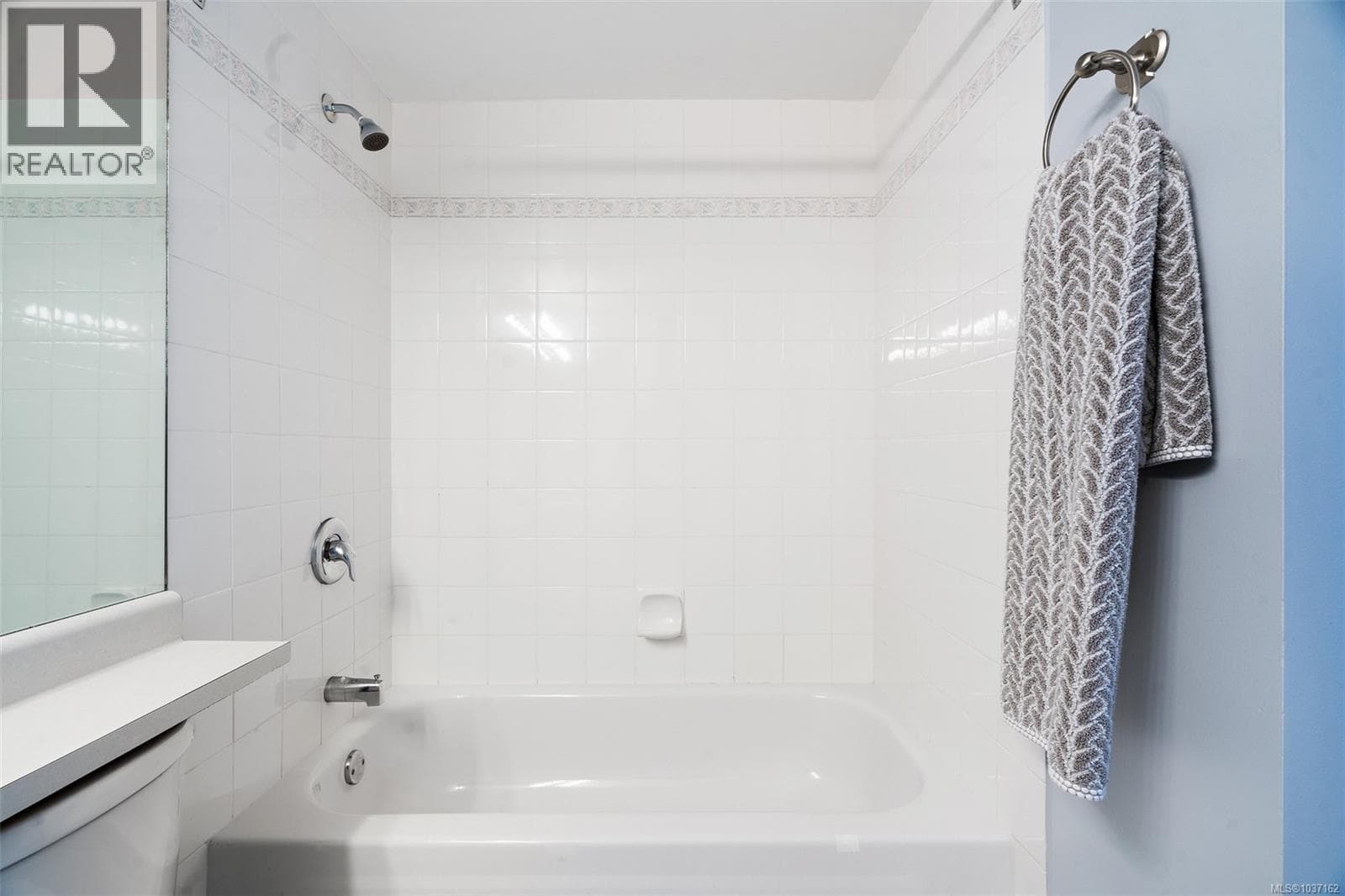 1009 835 View St, Victoria — photo 5