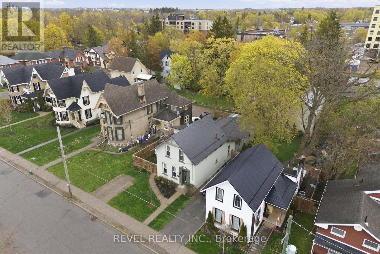 52 CAMBRIDGE STREET N, Central Lakes — photo 2